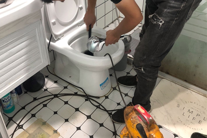 张金镇疏通下水道