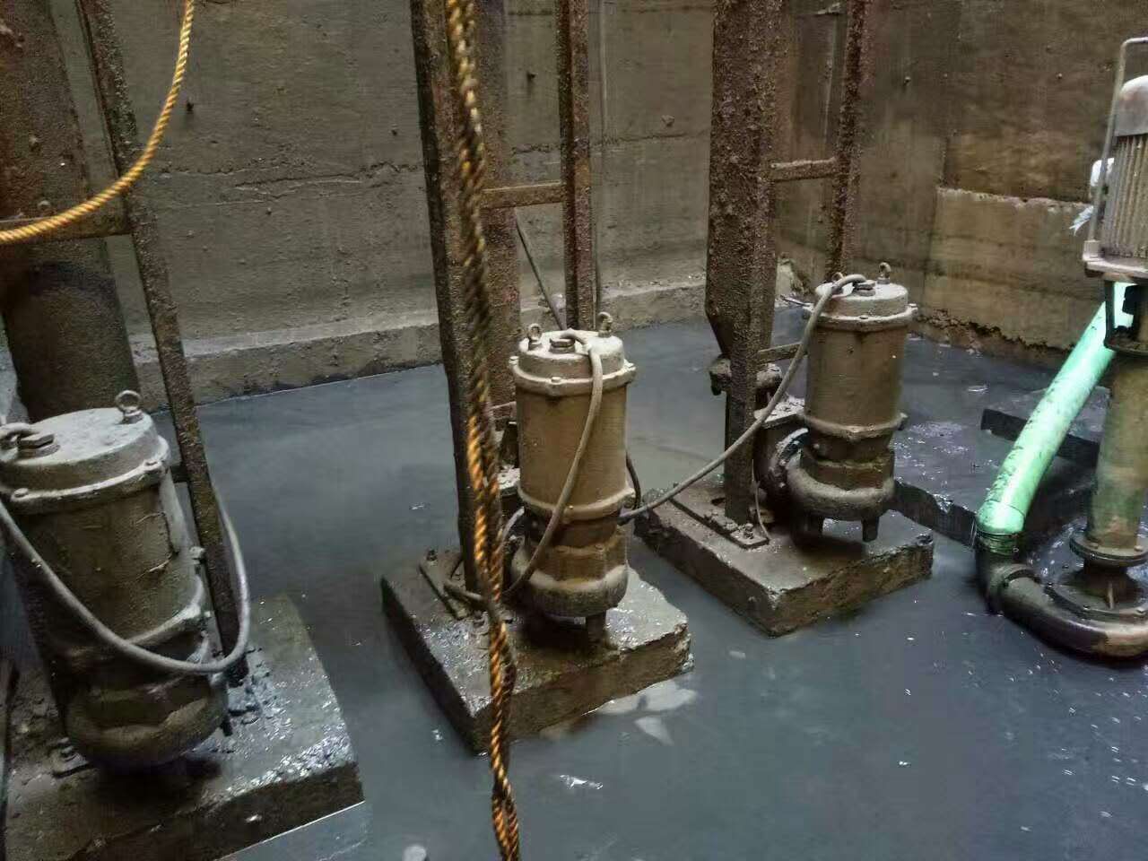 张金镇污水池清理